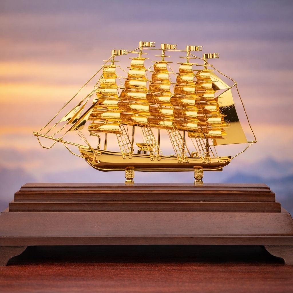 mô hình thuyền buồm mạ vàng đặt tại bàn họp